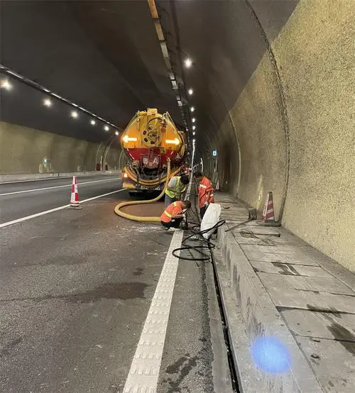 南山隧道排水渠清淤